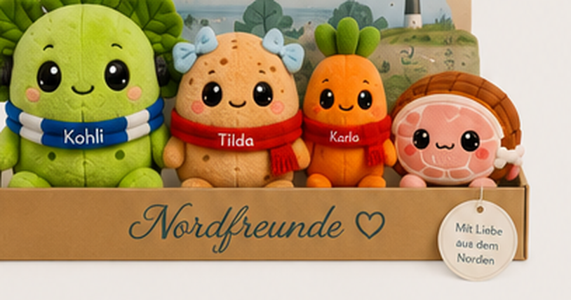 Die vier Plüschfiguren in einem Aufsteller mit Nordfreunde-Anhänger