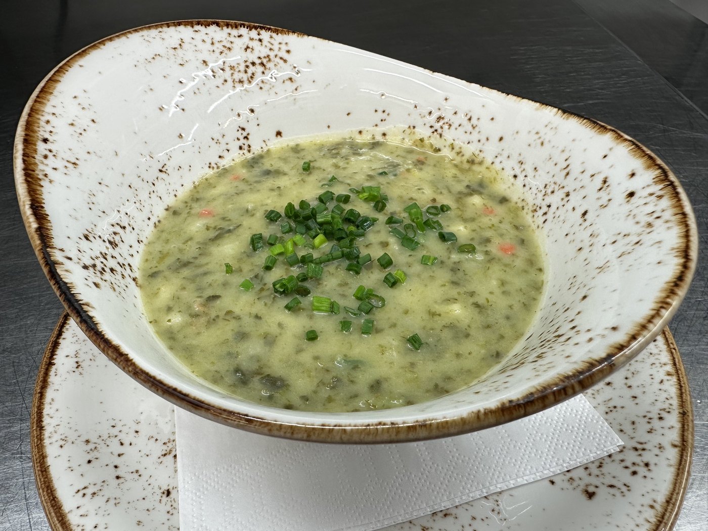 Kohlis cremige Kartoffelsuppe mit Grünkohl, bestreut mit frischem Schnittlauch